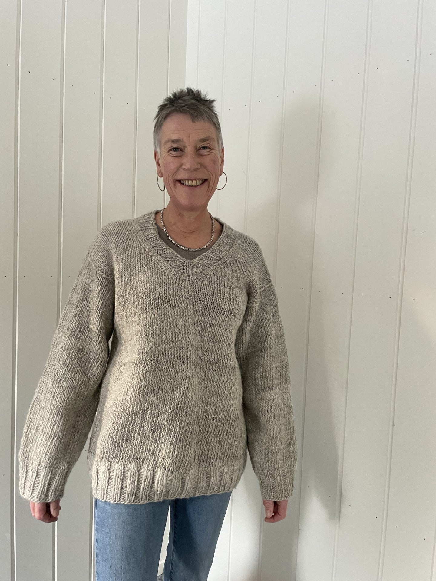 Genser med v-hals-ferdig strikka