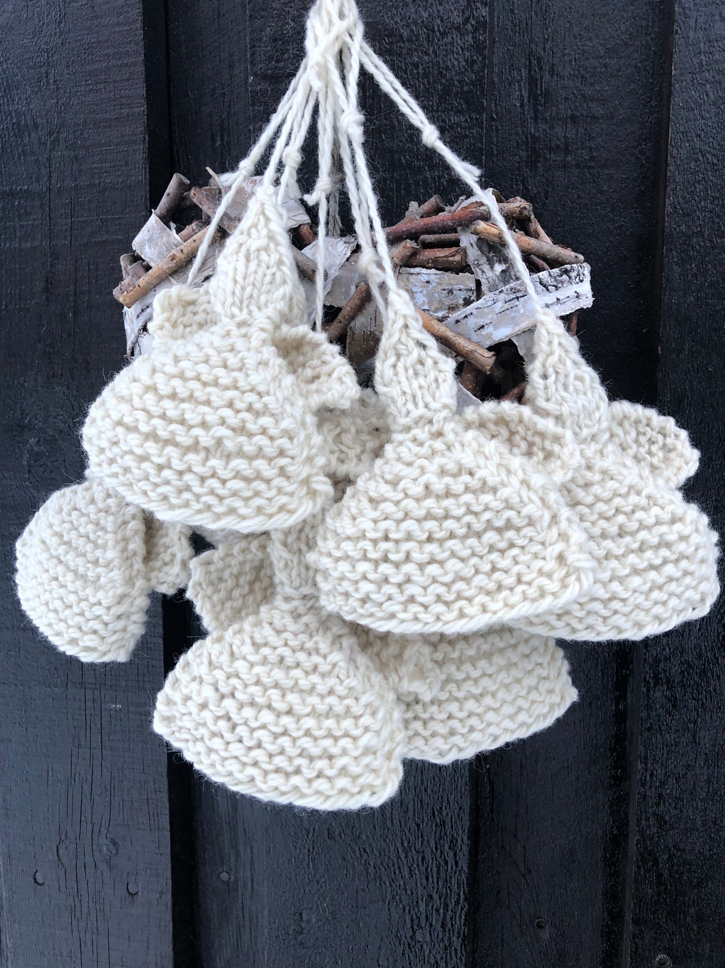 Bildet av strikka engler som vi selger både oppskrift og garn til.