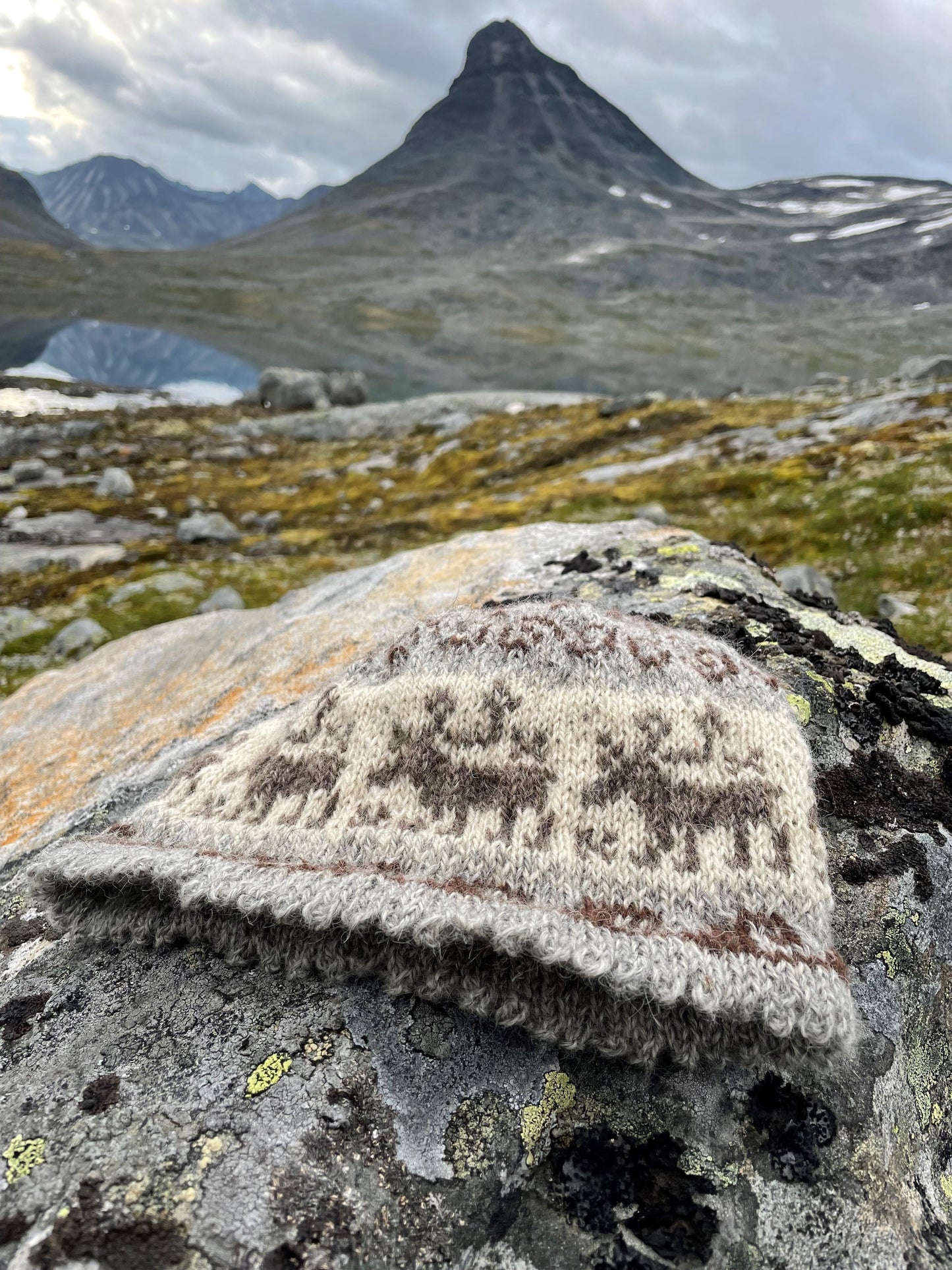 Bildet av leirvassbu lua som vi selger oppskrift og garn til.