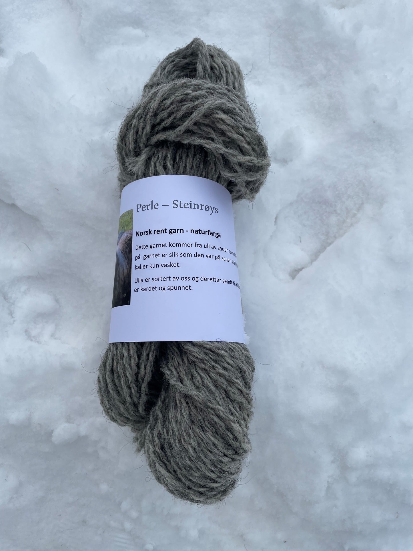 Bildet av Perle-steinrøys, garn fra pelssau og sjeviot som vi selger i vår nettbutikk.