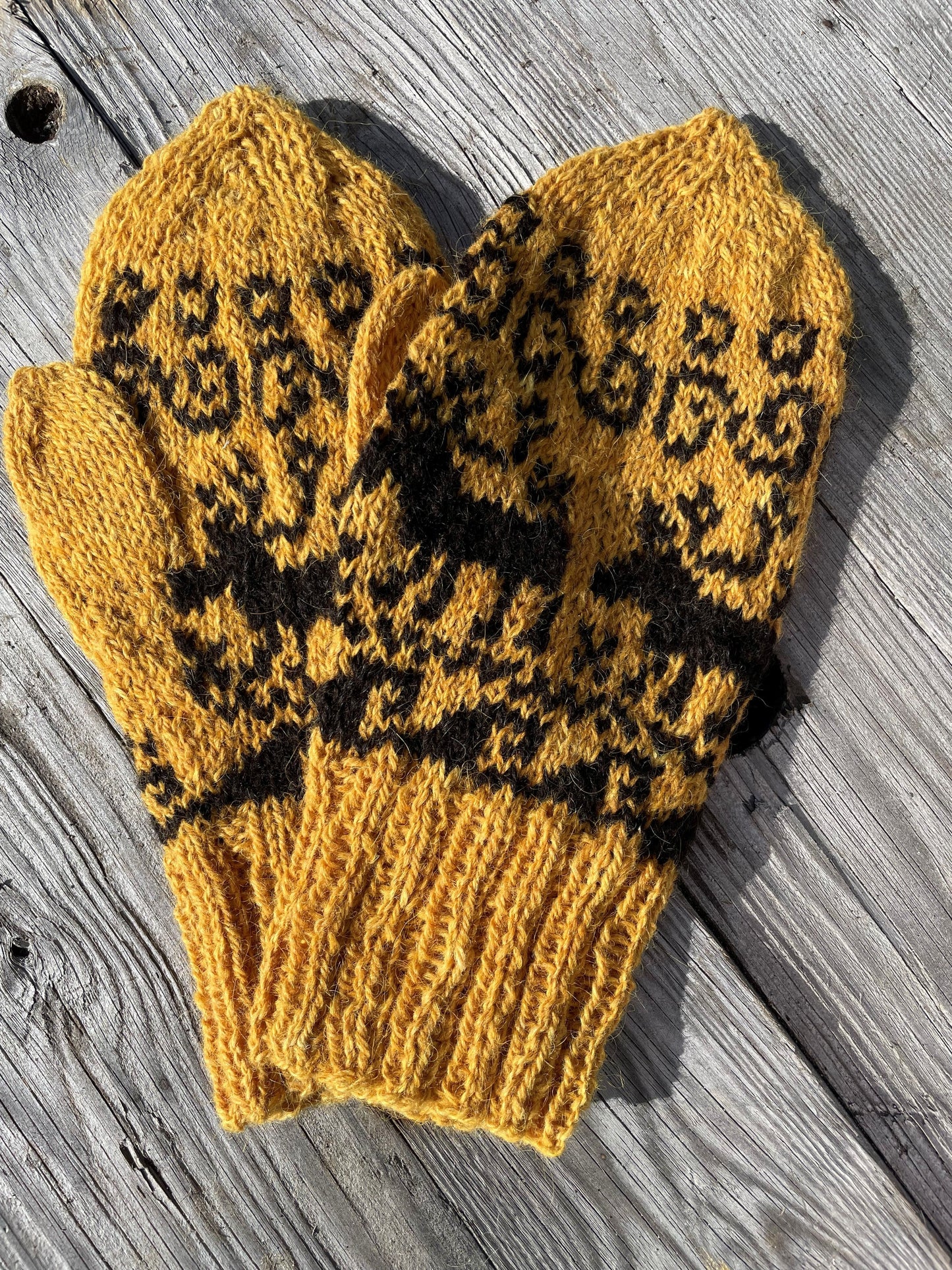 Bildet av leirvassbu votten som vi selger oppskrift og garn til.