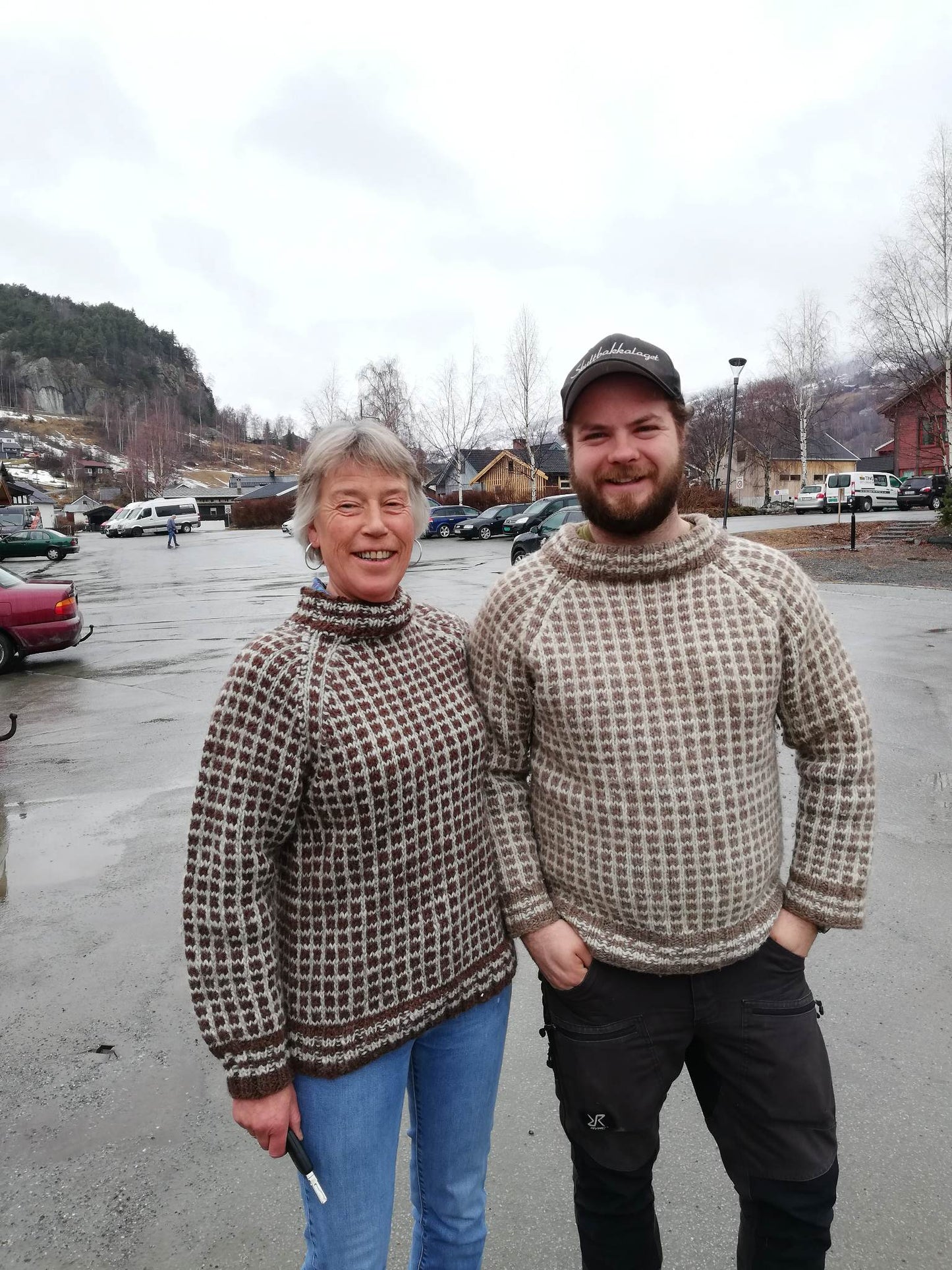 Tessand genser med rund hals-strikkeoppskrift