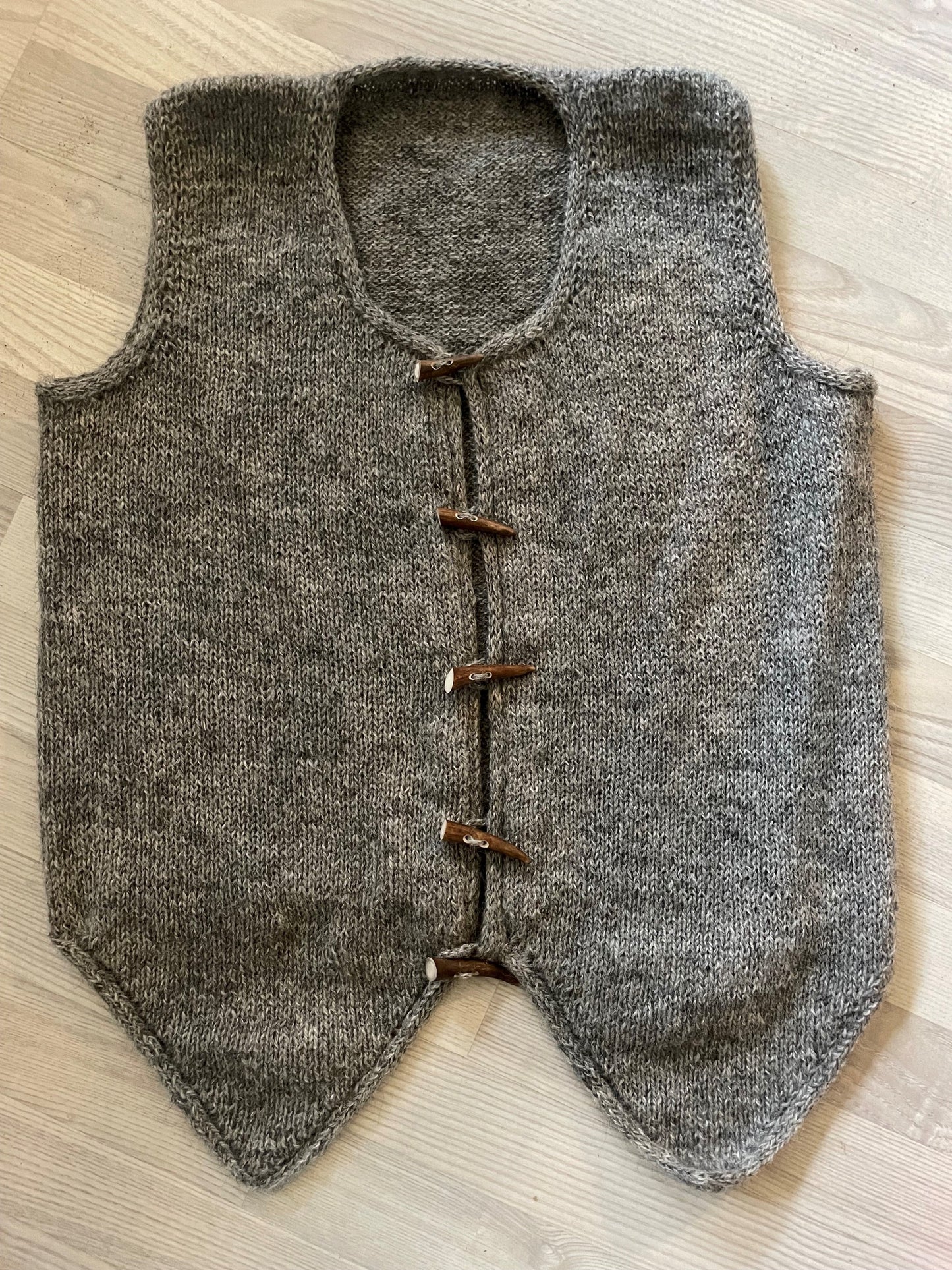 Bildet av vintage ullvest som vi selger oppskrift og garn til.