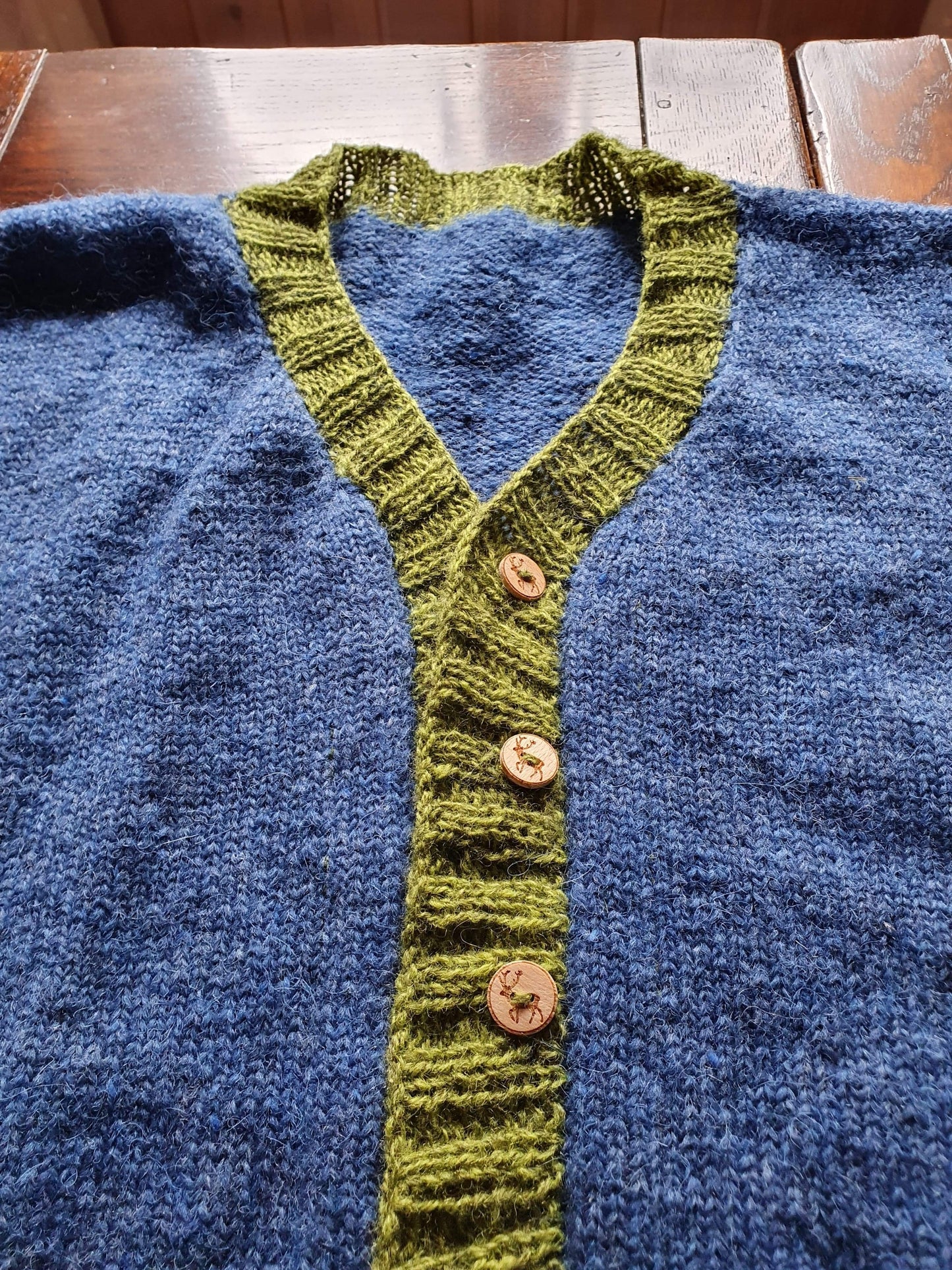 Strikkeoppskrift-på vintage ullvest med knapper