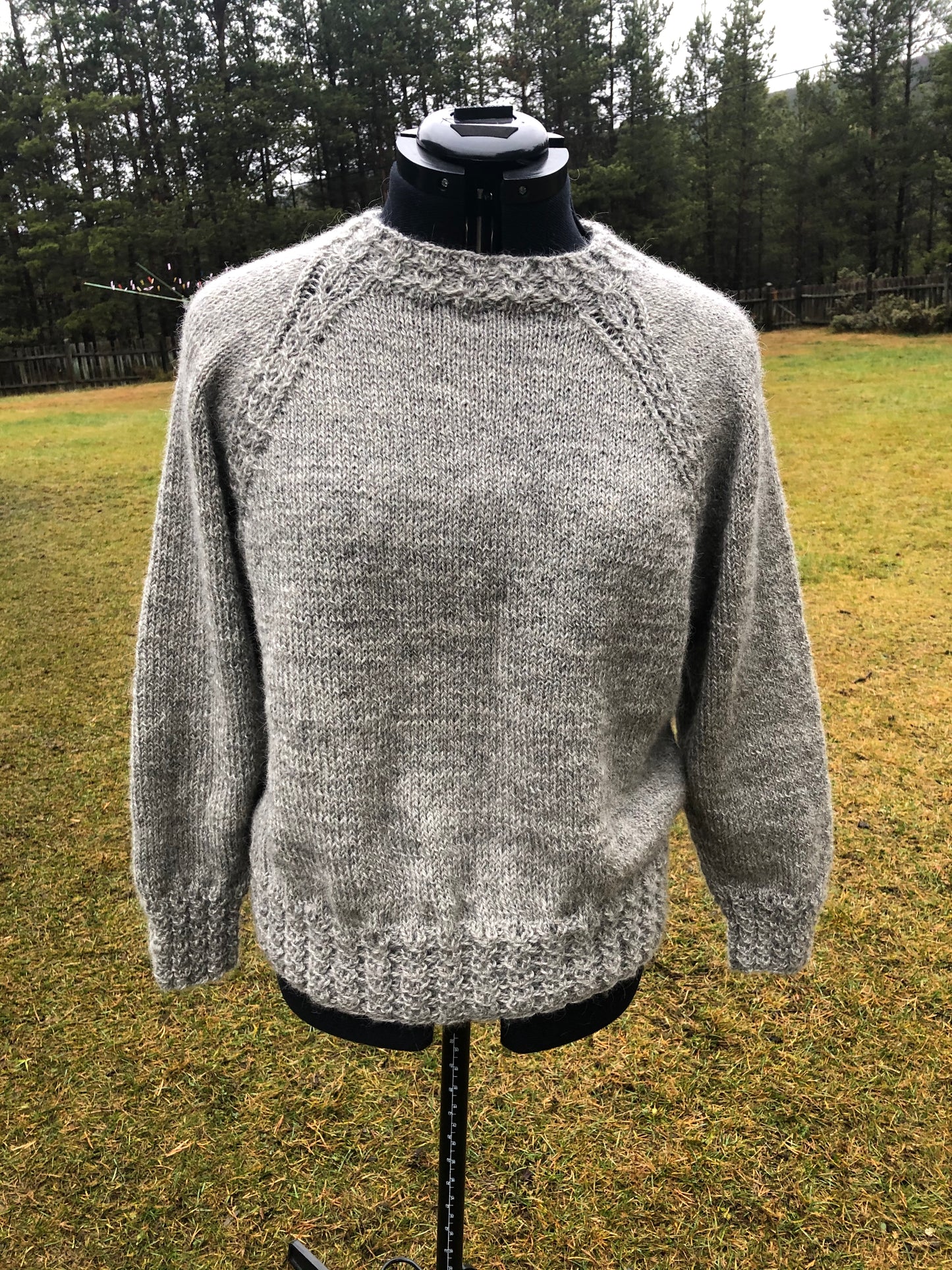 Strikkeoppskrift-heftet på genser i raglan felling med falsk flette med lue og votter til.