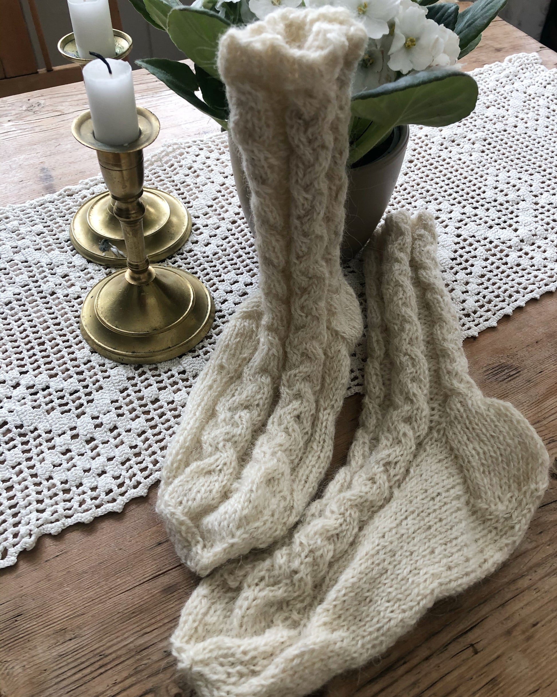 Bildet av strikka sokker som vi selger oppskrift og garn til i vår nettbutikk.