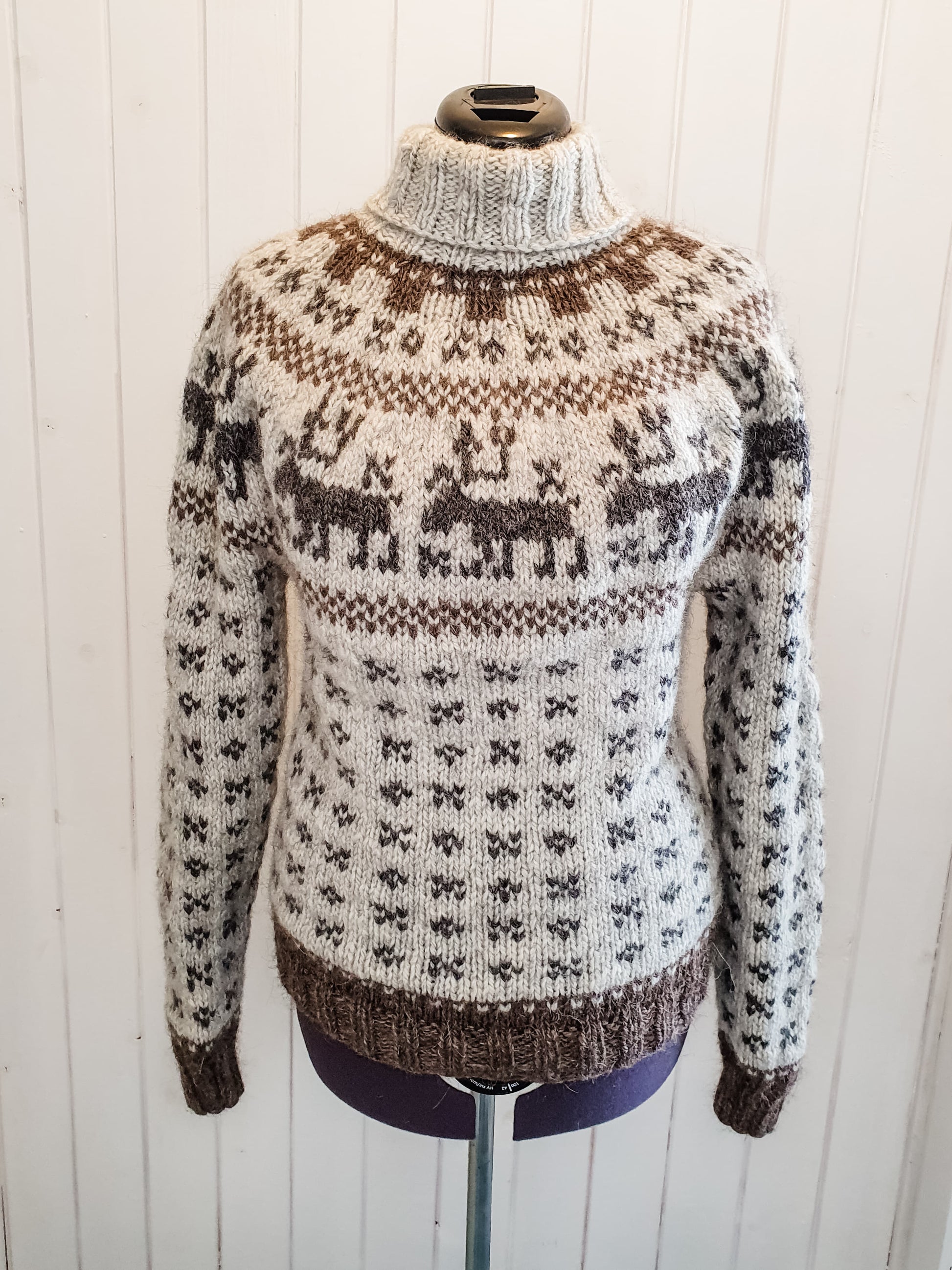 Bildet av genser i rundfelling med reinsdyr på, som vi selger oppskrift og garn til.