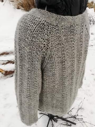 Bildet av genseren graskar som vi slelger oppskrift og garn til
